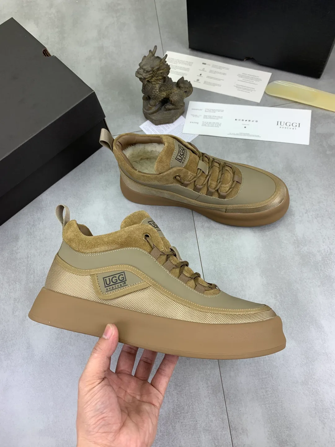 Men's shoes 💰P640 New arrival 🆕🆕🆕 New IUGGI men's shoes. Real cowhide on the outside. Australian wool on the inside. Lightweight and easy to put on. The brand logo has a high-end feel. Men's style! Men's style! Retro outdoor shoes are rarely seen on the market. They look great on the feet. Mainly because they are so stylish. Color: black, gray, maroon. Size: 39-44 999-20